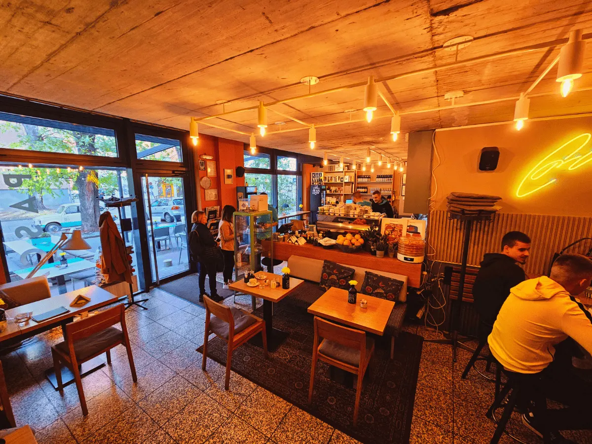 Sala sa betonskim plafonom i neonom